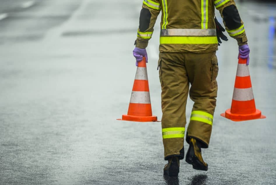 Zaradi razlitega olja zaprta cesta ob Škalskem jezeru 