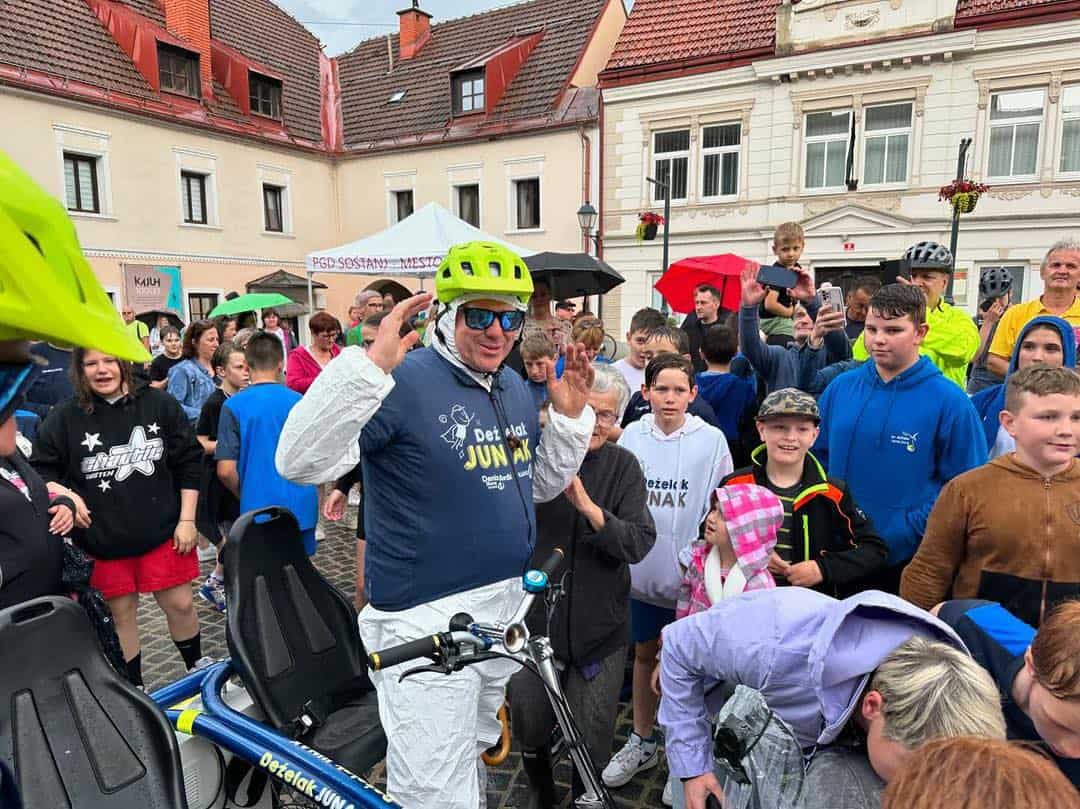Deželak - junak na obisku v Šoštanju: kljub dežju ga je pričakala množica ljudi