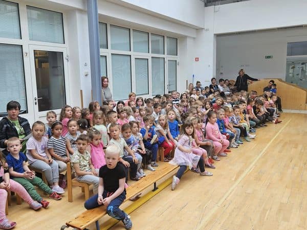 Včeraj je v Vrtcu Vrtiljak potekala zaključna prireditev za otroke, ki so sodelovali v okoljskem projektu "Zeleni nahrbtnik"