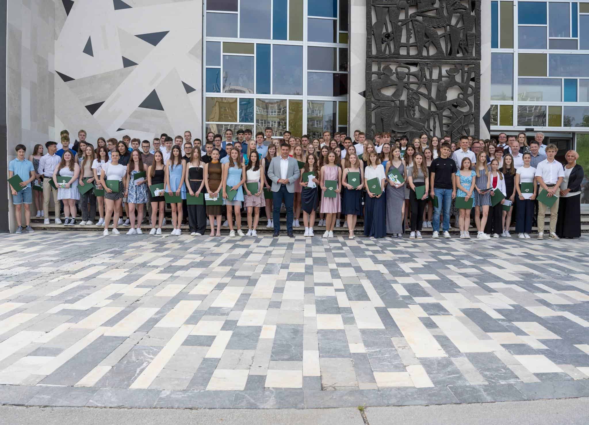 Velenjski župan sprejel dijake in učence, odlične v vseh letih šolanja