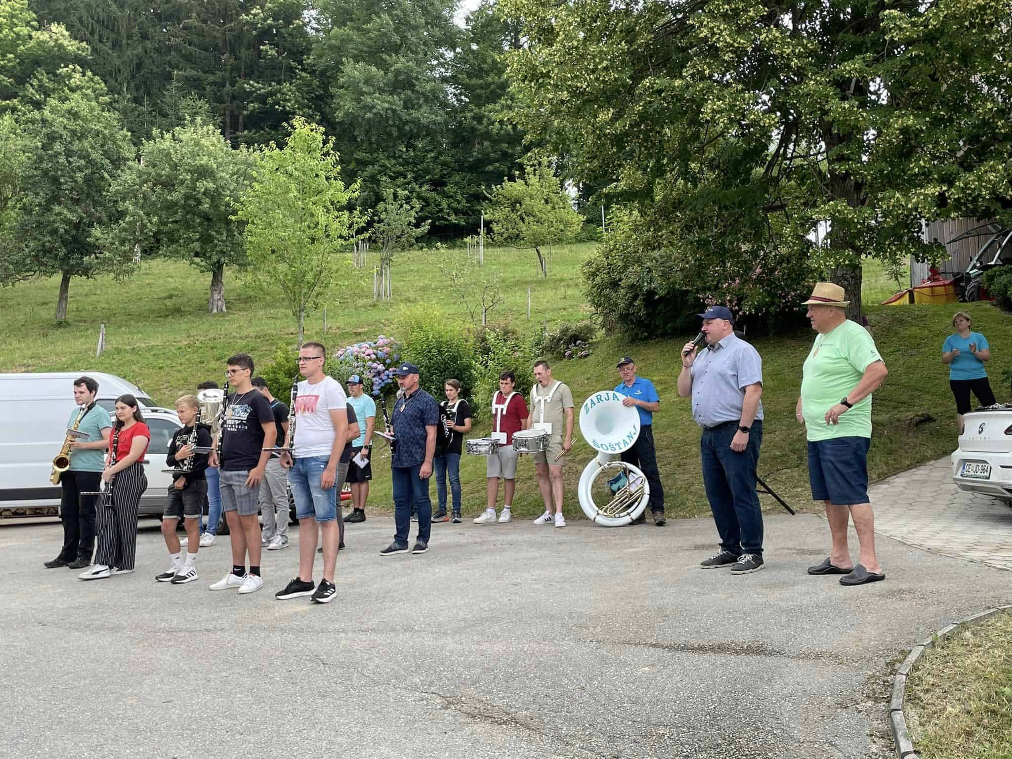 V Ravnah in Lokovici pohodniki obeležili Dan državnosti