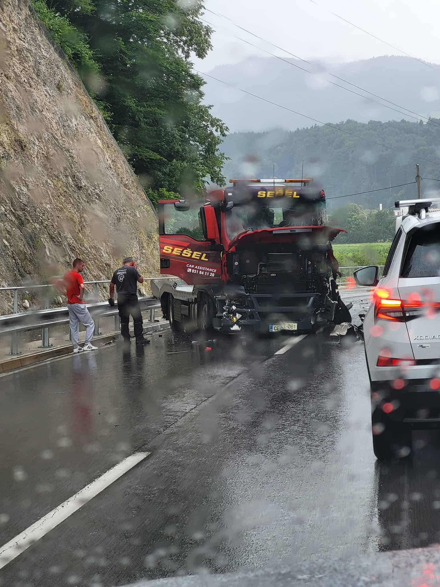 Zaradi nesreče na cesti Gorenje - Velenje promet urejen izmenično enosmerno.