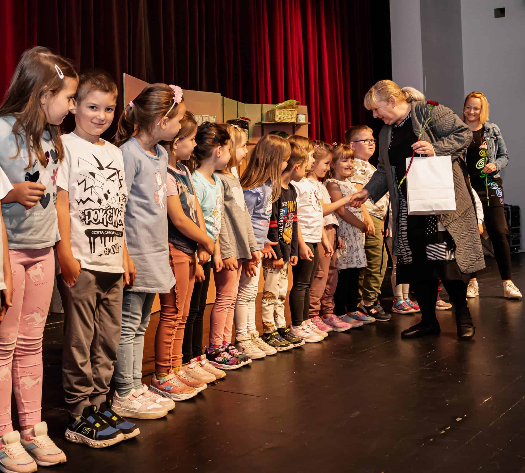 Že v vrtcu otroci z veseljem posegajo po knjigah, kar dokazuje tudi 850 osvojenih predšolskih bralnih značk