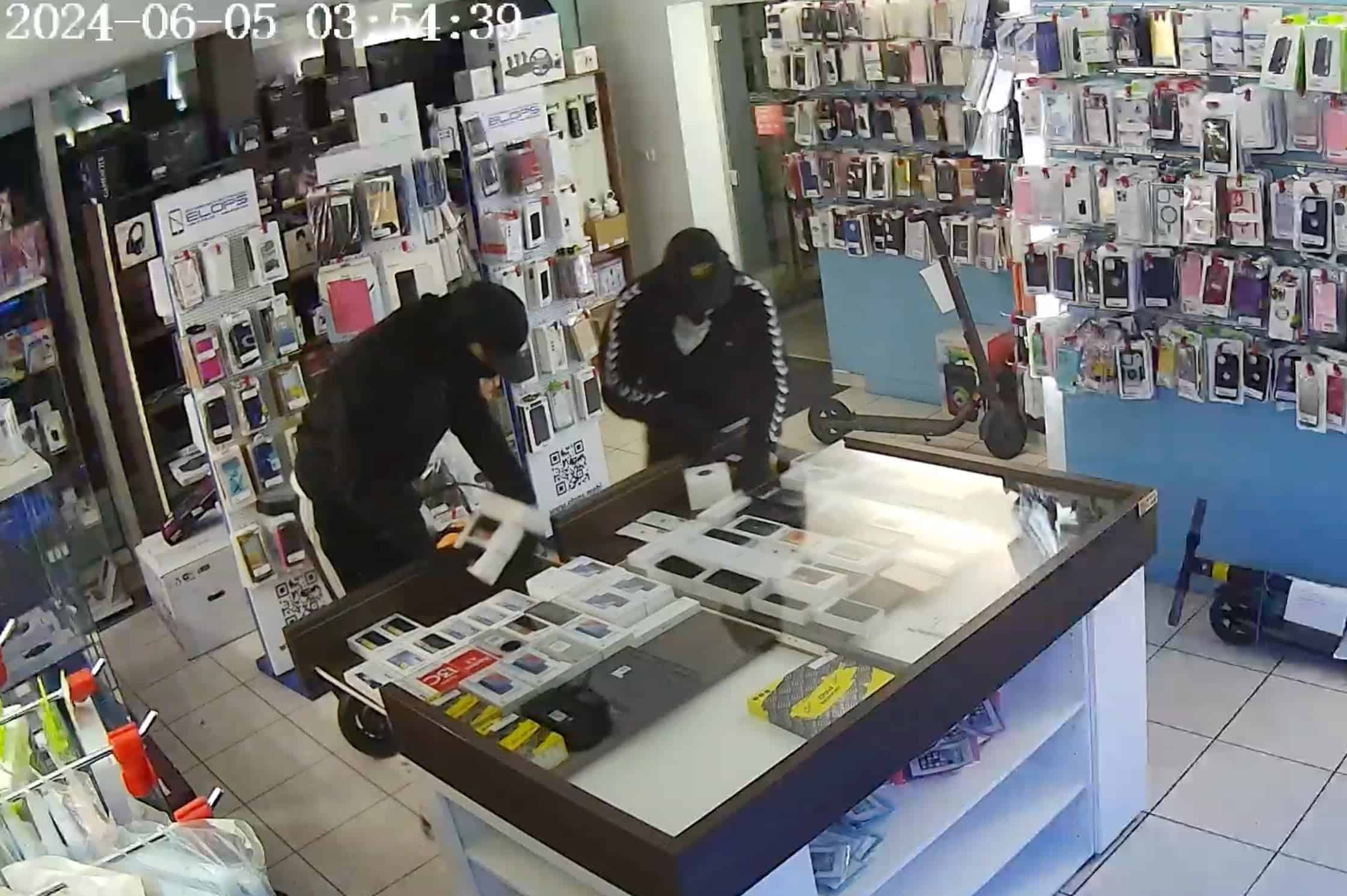 VIDEO: Posnetek vloma v trgovino Elops v Slovenj Gradcu