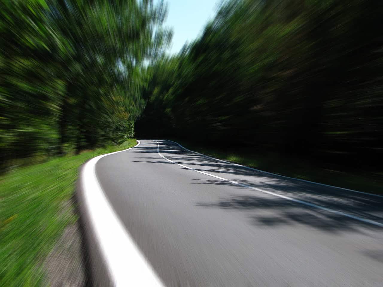 Inšpektorji med pregledom državnih cest s poudarkom na varnosti motoristov ugotovili več pomankljivosti 