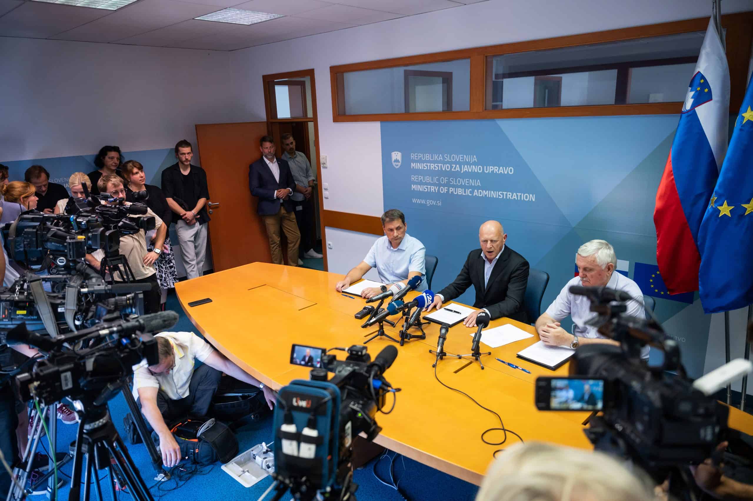 Vlada in predstavniki zaposlenih na upravnih enotah podpisali stavkovni sporazum