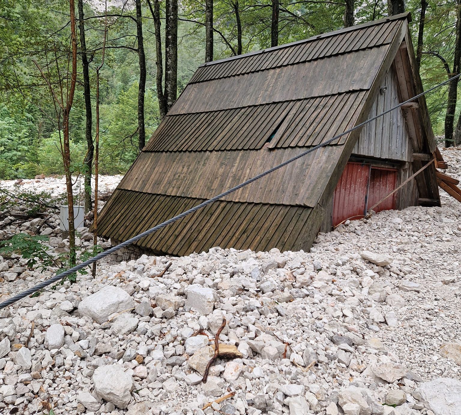 Promet v Logarski dolini delno omogočen, pot na Okrešelj zaprta