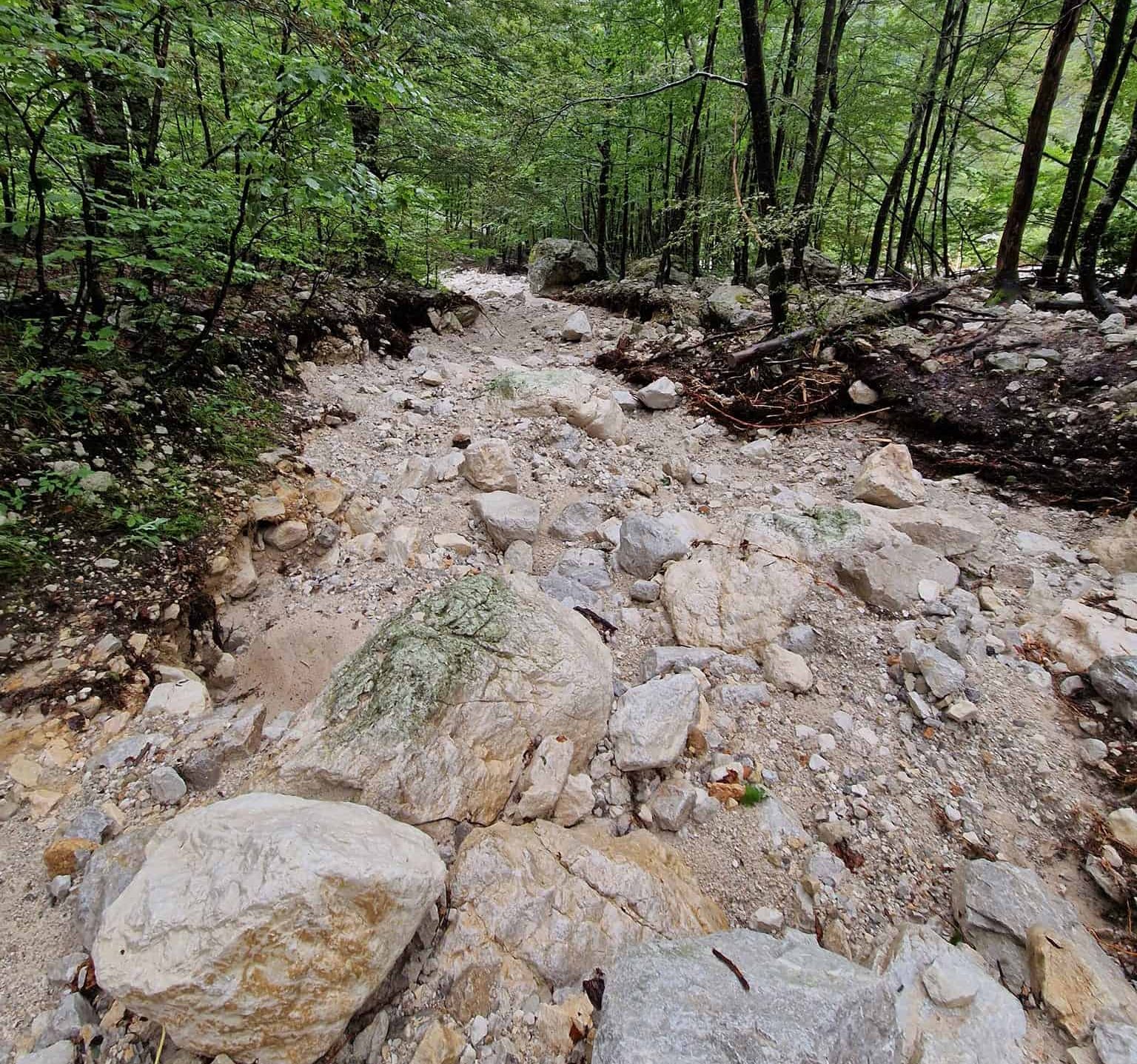 Po neurju sanirajo cesto proti slapu Rinka, v Mozirju in Laškem zadeve že urejene
