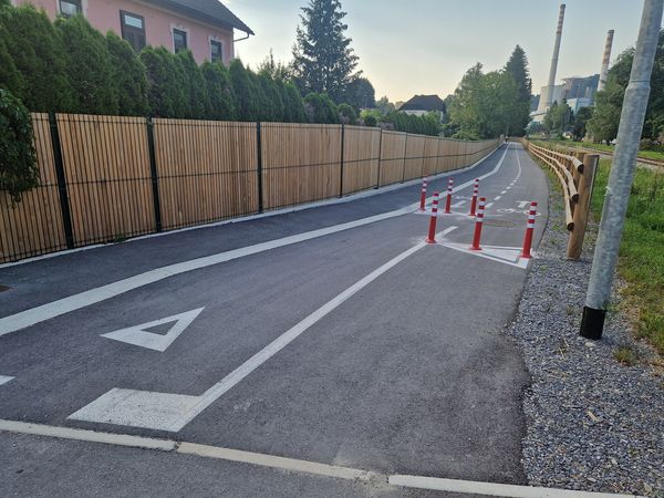 Strebički na kolesarski stezi za večjo varnost