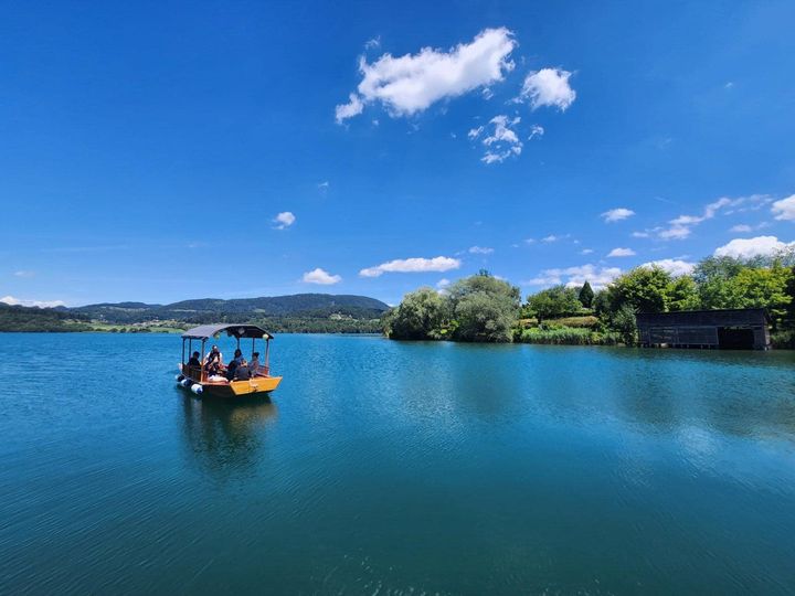 Bi se popeljali po Velenjskem jezeru s Pletrco ali Pozojem? Ob petkih na vas čaka tudi posebna "koktejl ponudba"