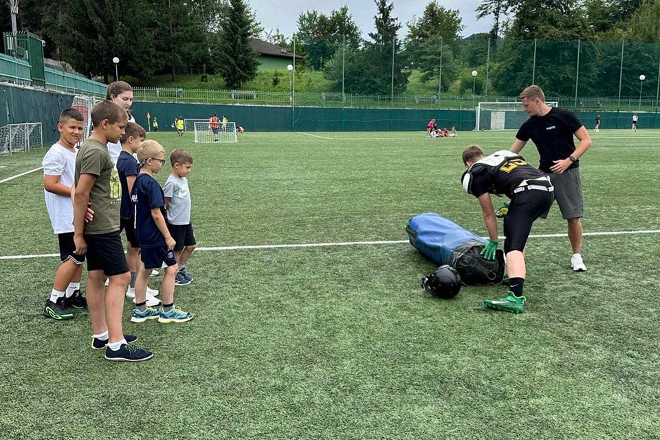 Predstavitev ameriškega nogometa: Spoznavanje osnov in zabava ob metanju in lovu žoge