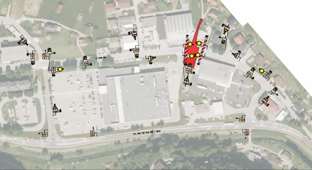 Zapora ceste na območju Sela pri trgovini MIX