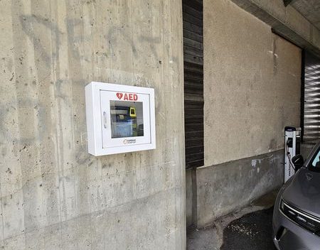 Avtomatski eksterni defibrilator v Občini Šmartno ob Paki že dobil novo lokacijo