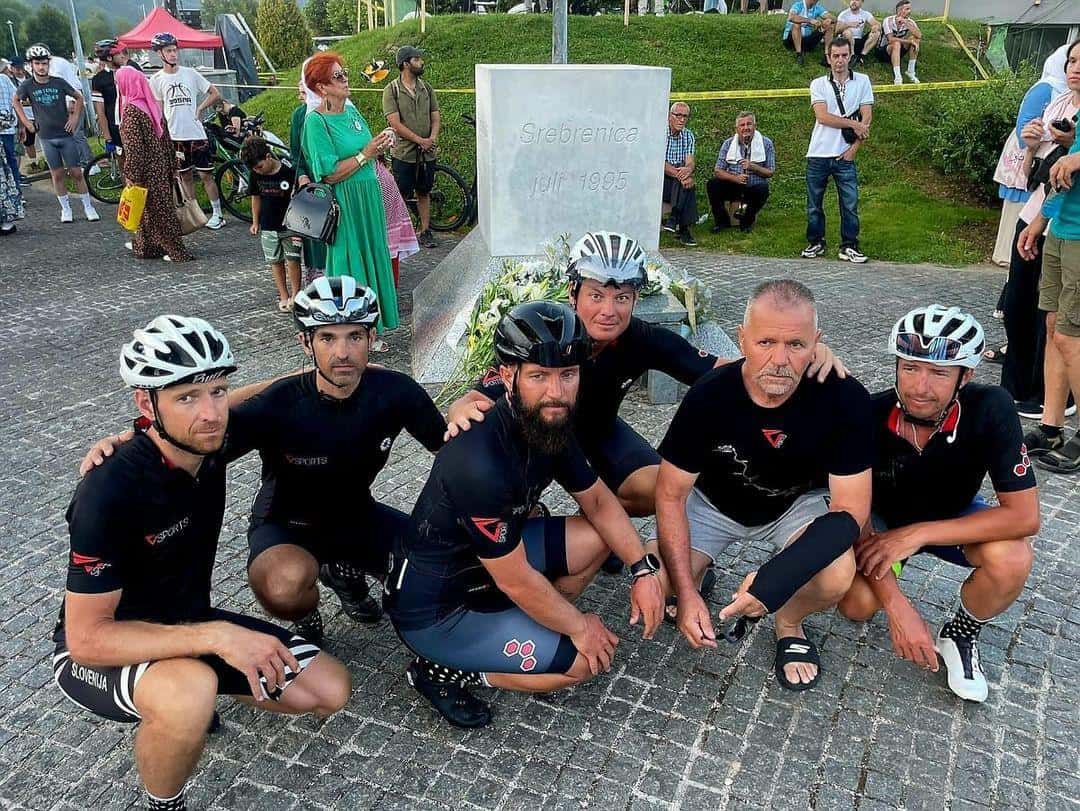 Kolesarji prispeli v Srebrenico: "V spomin in opomin, da se kaj takšnega nikoli več ne zgodi" (foto)