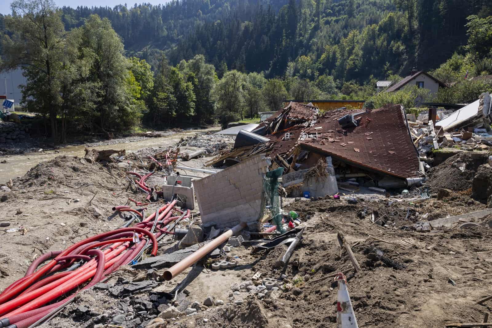 Vlada s predlogom novele z nekaterimi ukrepi za pospešitev popoplavne obnove