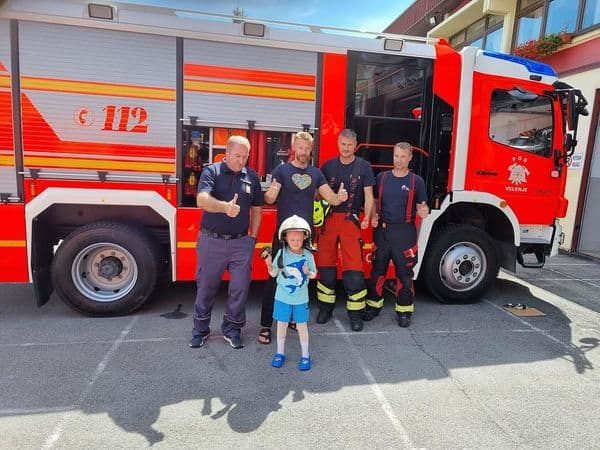 Gasilci PGD Velenje v sodelovanju z Društvom Viljem Julijan pričarali nasmeh na obraz šestletnemu Milošu