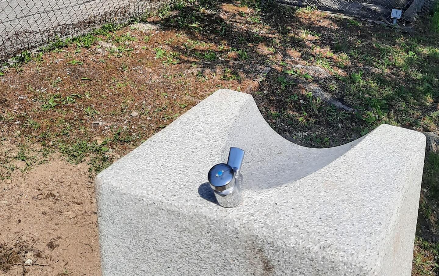 Igrišče v naselju Pohrastnik bogatejše za nov pitnik