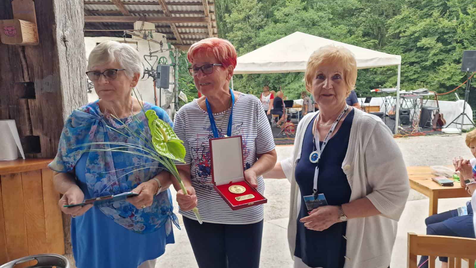 Srečanje DU Vinska Gora na Domačiji Lamperček: Veselo druženje ob glasbi Vingosov in družabnih igrah