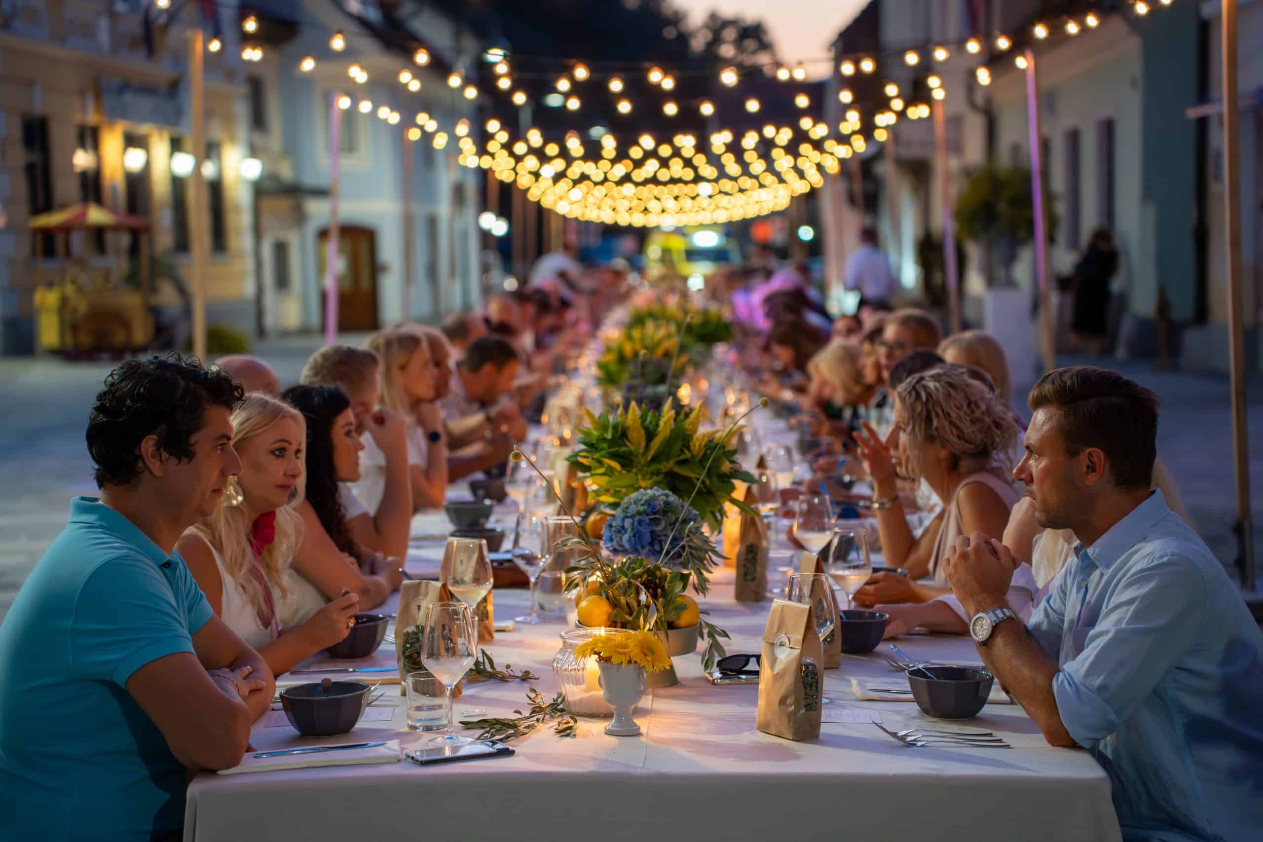 Kulinarični vrhunec poletja: Najdaljša miza v Šaleški dolini še tretjič poskrbela za razvajanje brbončic (FOTO in VIDEO)