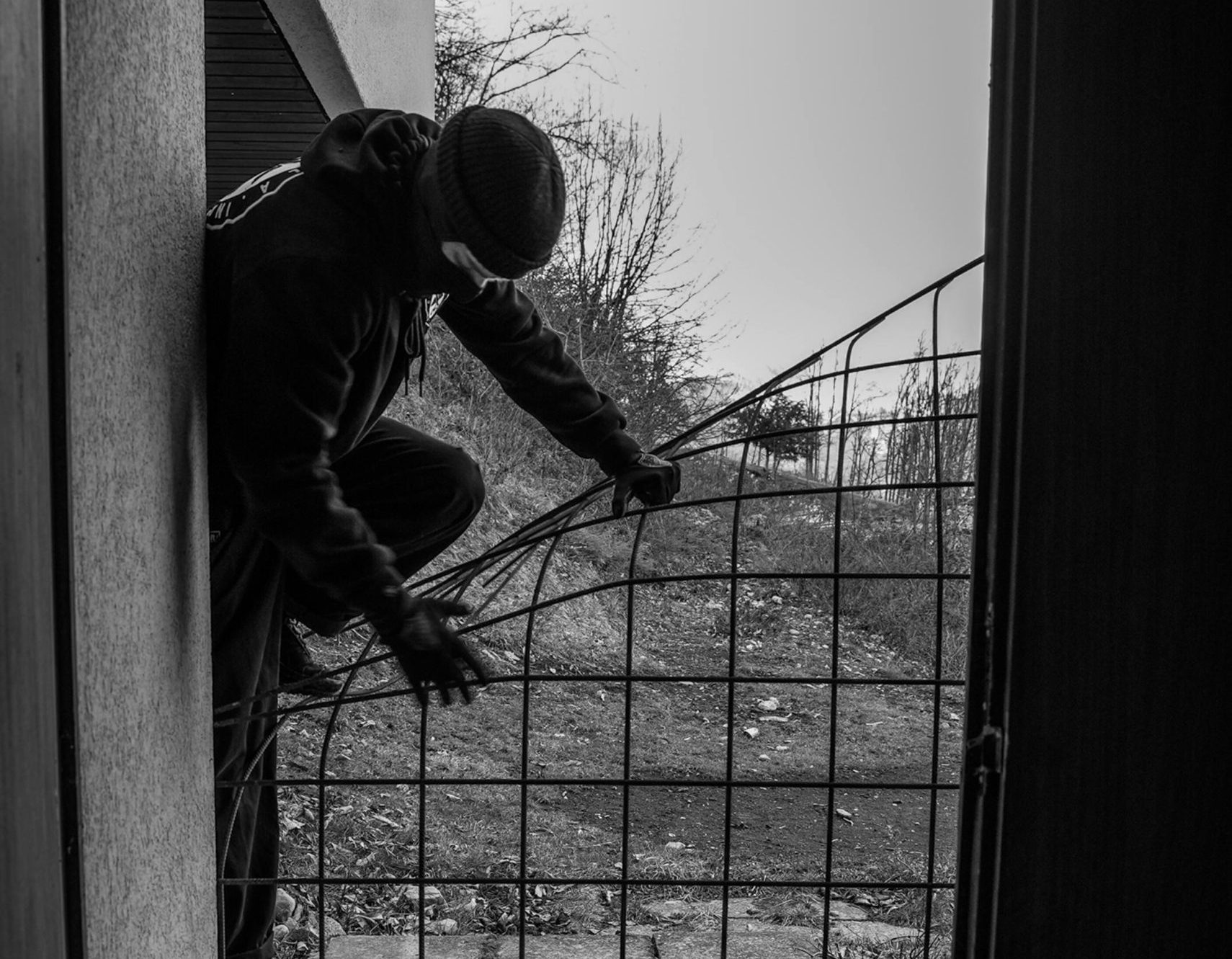 Eden je občanko zamotil, drugi vstopil v hišo in ukradel več zlatnine