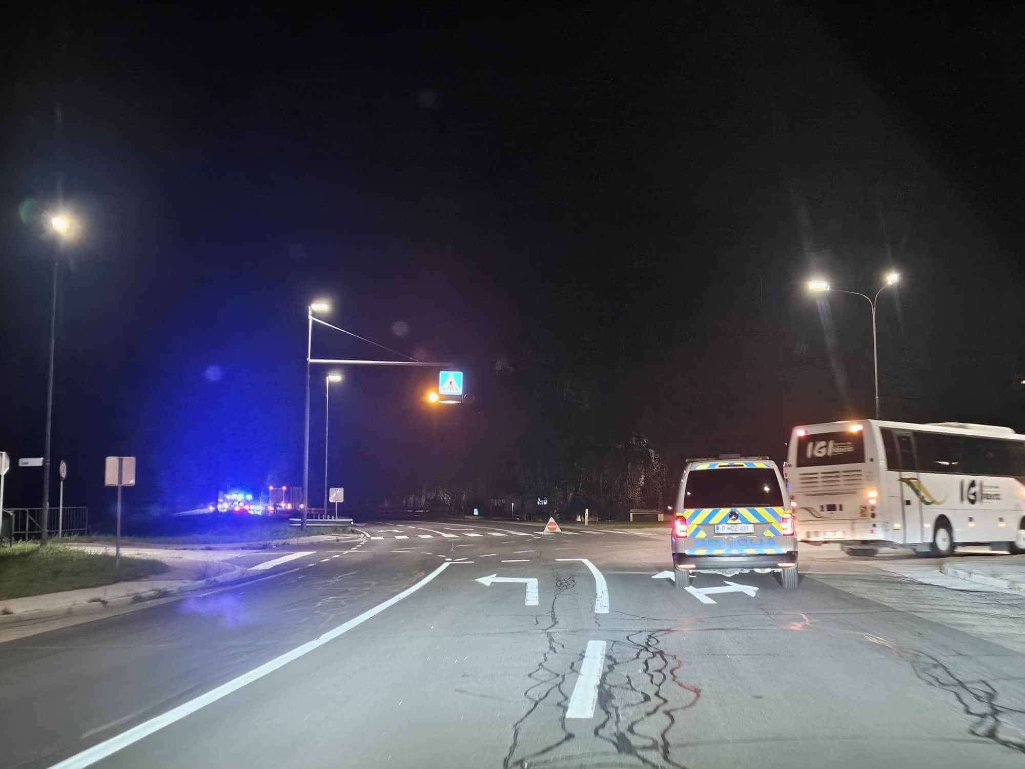 Voznik osebnega avtomobila trčil v voznika e-skiroja in odpeljal s kraja nesreče