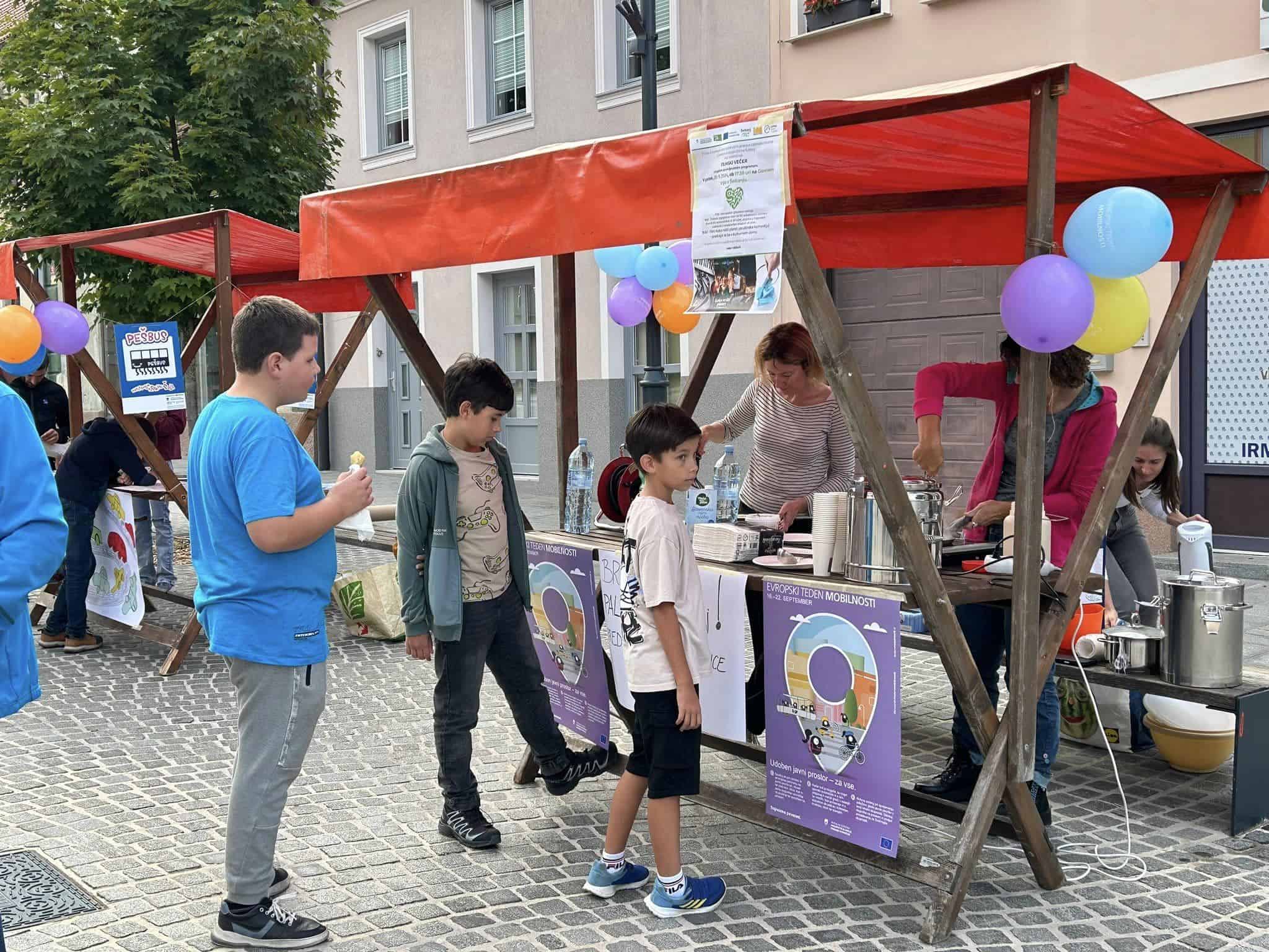 Pešbus, skiroji in palačinke: Glavni trg Šoštanja včeraj v znamenju mobilnosti