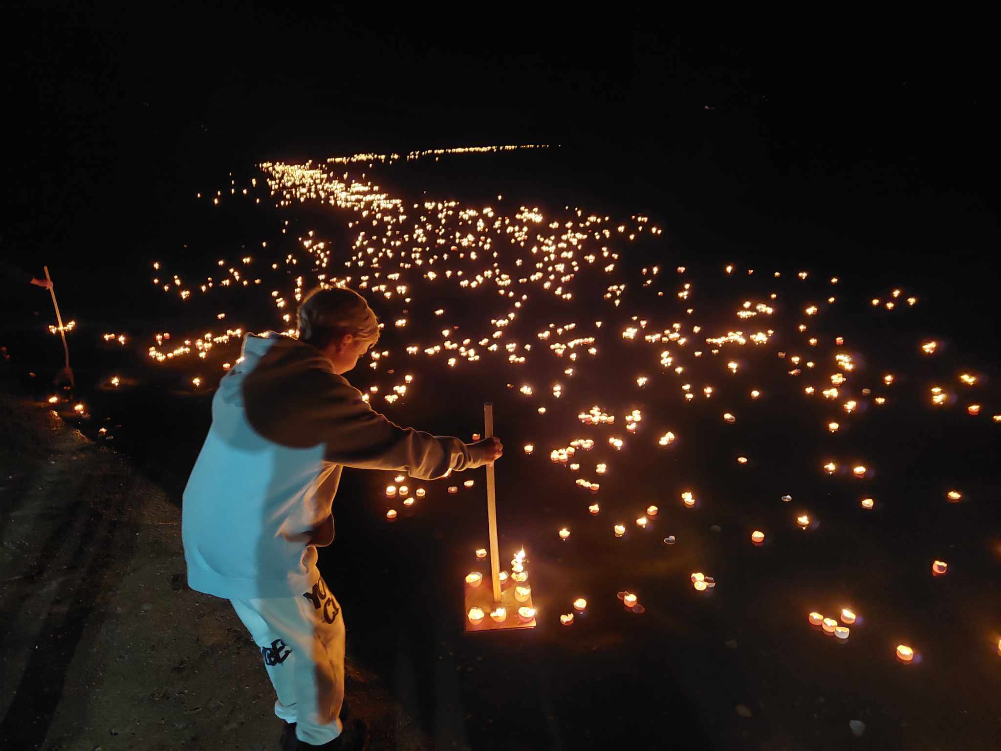 Po Družmirskem jezeru zaplavalo 9000 lučk #fotoutrinki