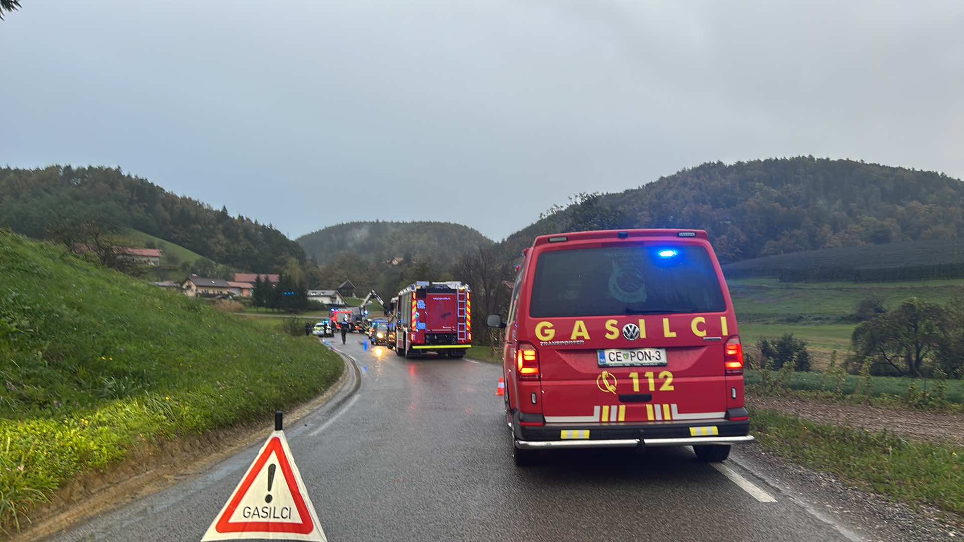 Zaprta cesta: Pri Vodosteču avto zdrsnil v potok
