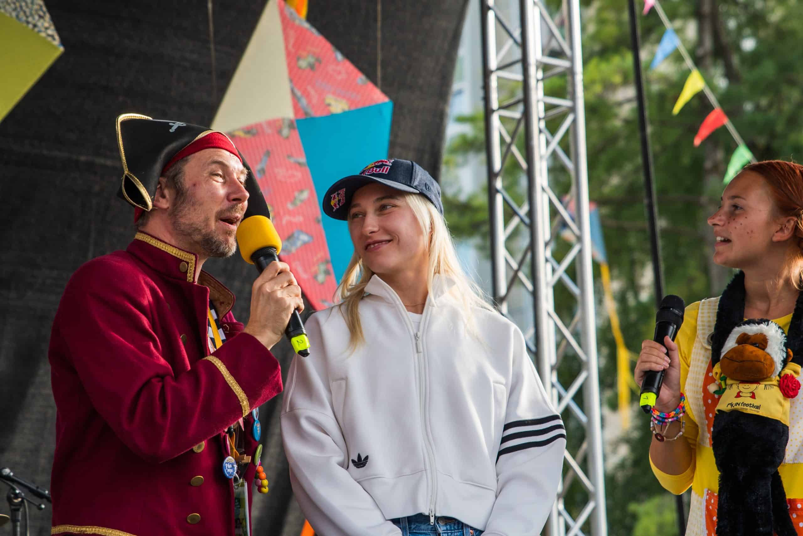 FOTO in VIDEO: Pika z množico otrok pozdravila zlato olimpijko Janjo Garnbret