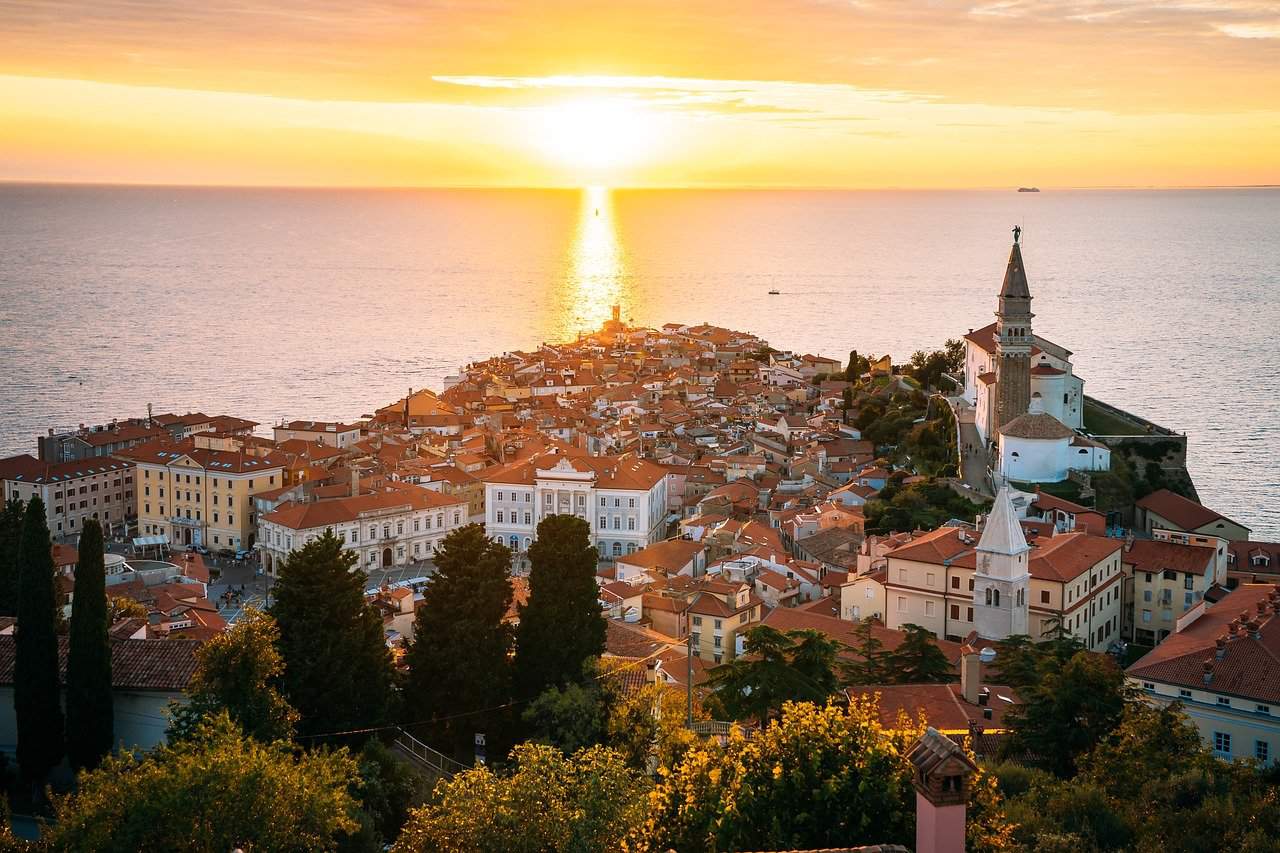 Maja več tujih in manj domačih turistov