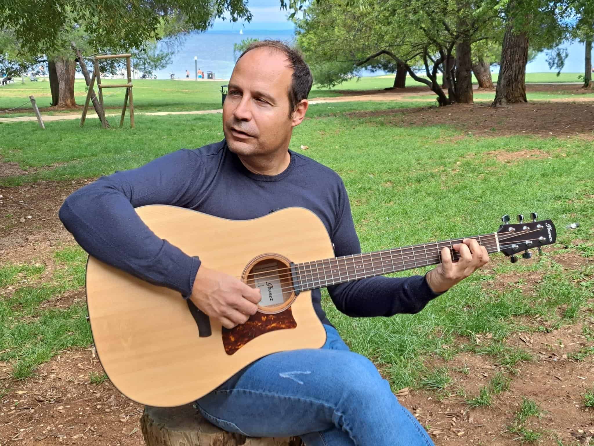 Ob mednarodnem dnevu bele palice vabljeni v Galerijo Velenje na koncert Aleksandra Novaka