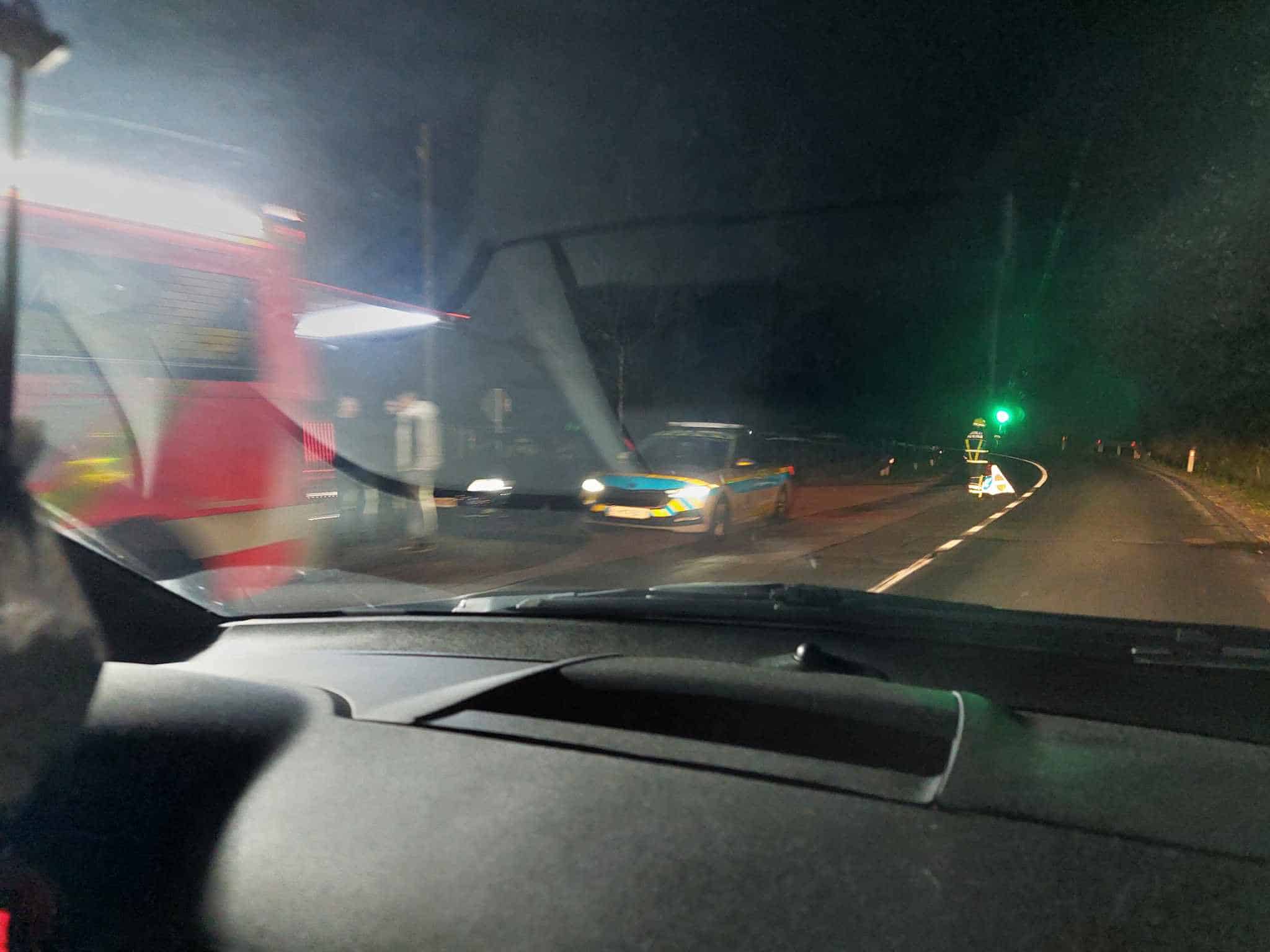 Nesreča v Hudi luknji: Avto zdrsel v potok, promet poteka izmenično enosmerno