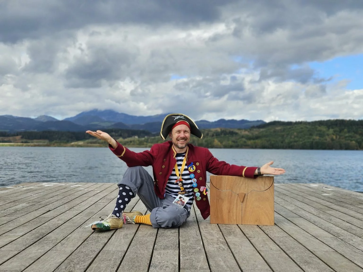 Novo turistično doživetje: Raziskovanje mitološke zgodovine velenjskega jezera v družbi Pikinega gusarja