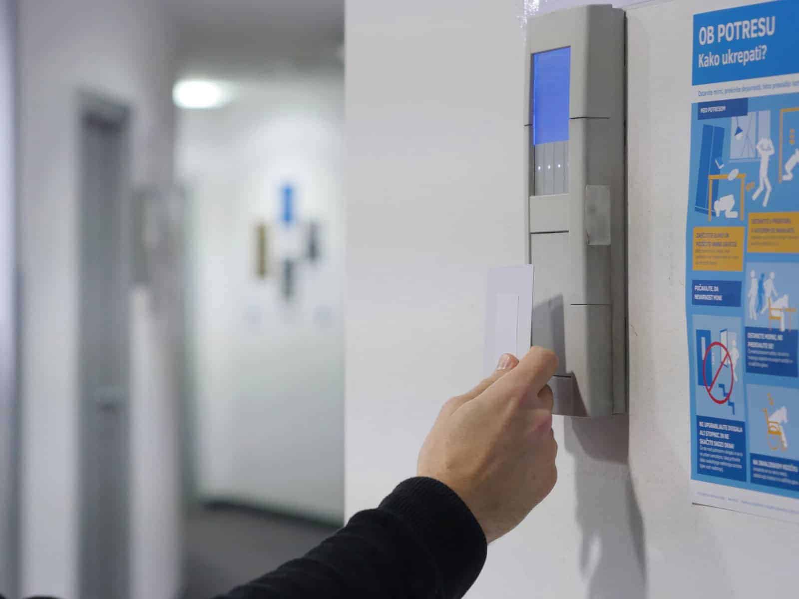 Pri vodenju evidenc delovnega časa lani skoraj 30-odstoten skok kršitev
