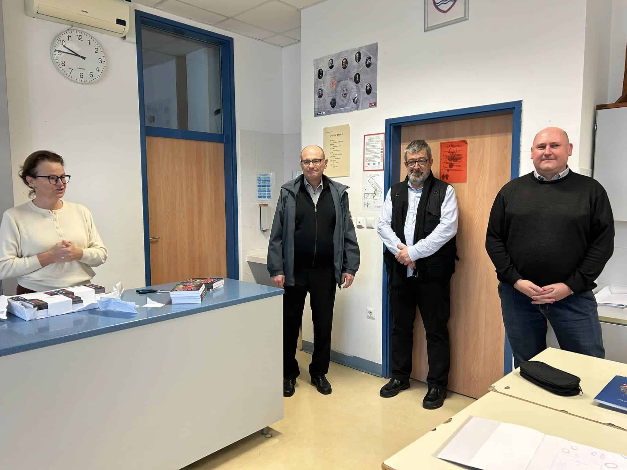 Šaleško društvo "General Maister" z darilom za devetošolce ob državnem prazniku Rudolfa Maistra