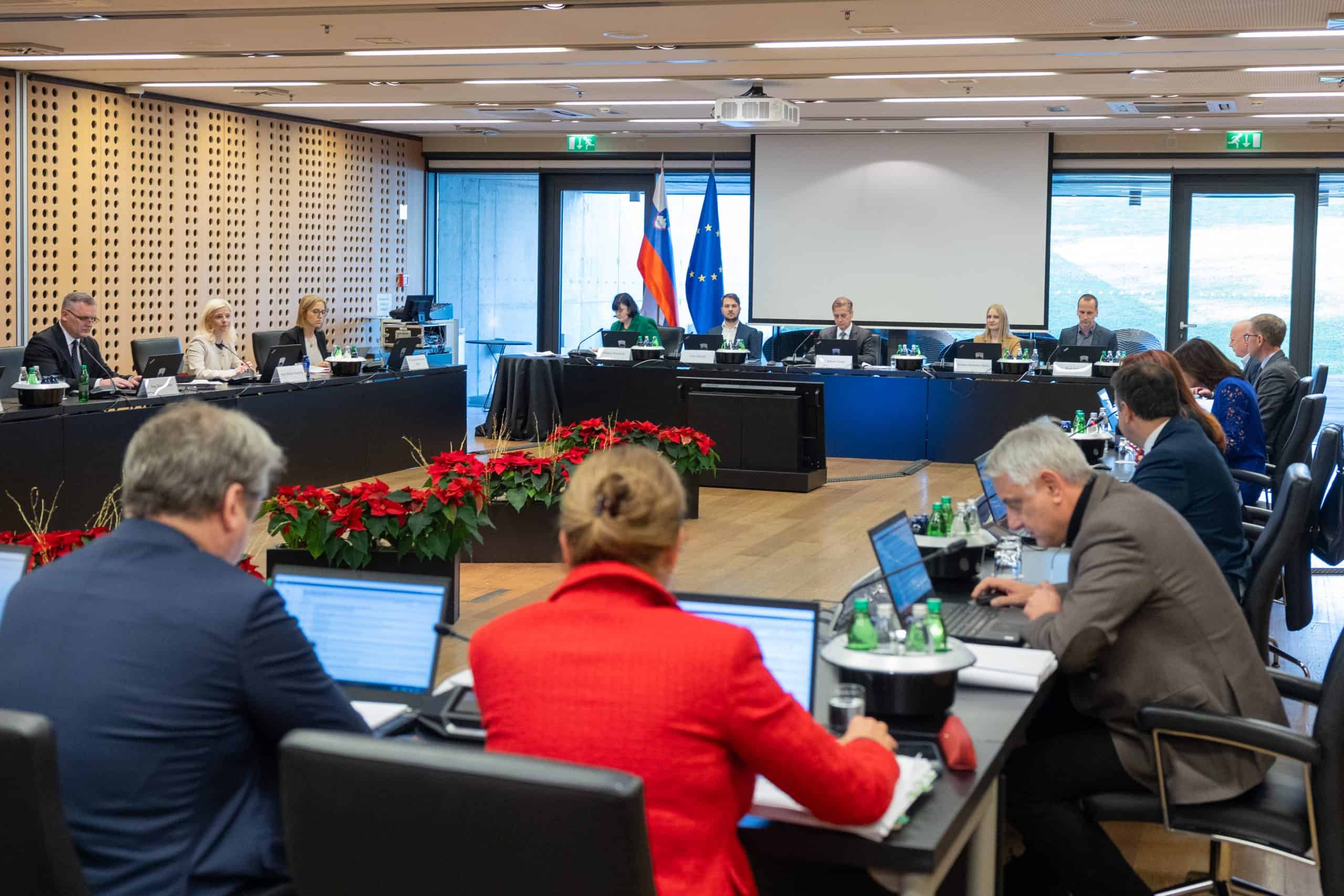 Vlada potrdila predlog novele zakona o evidencah dela