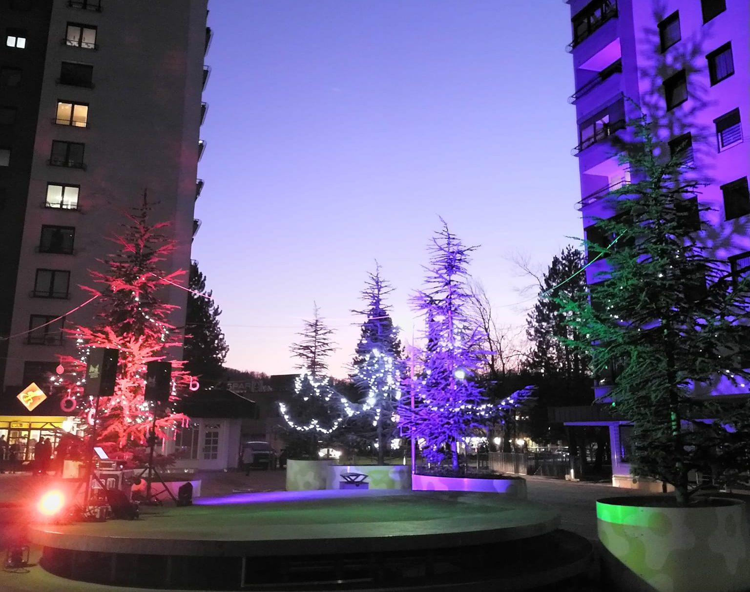 Praznične luči bodo danes prižgali na Kardeljevi ploščadi