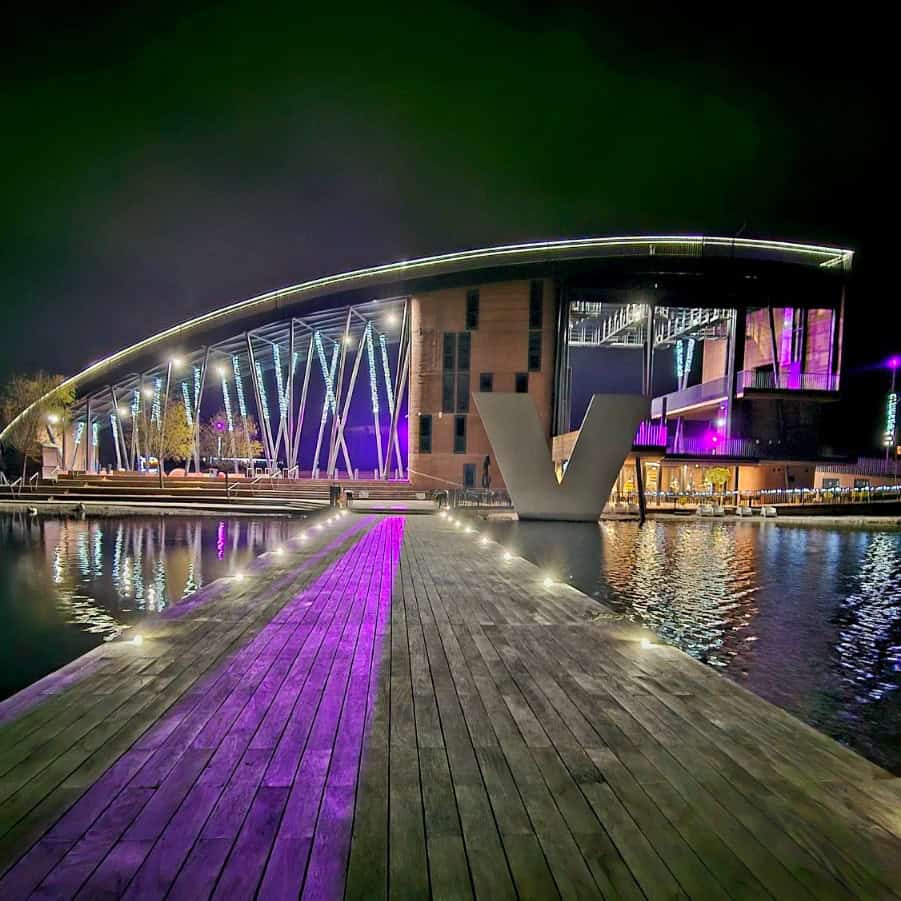 Vista bo ob današnjem mednarodnem dnevu odeta v vijolično barvo