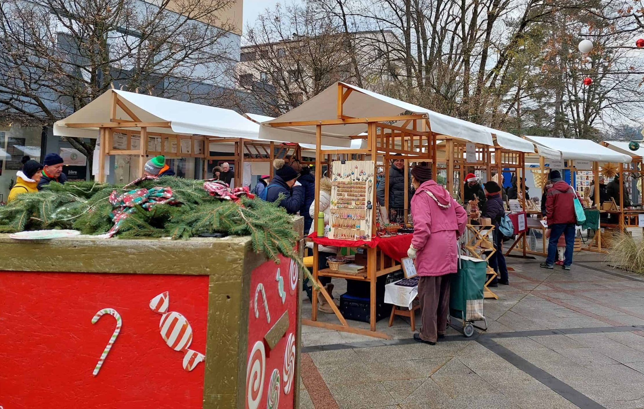 Decembrsko vzdušje na Cankarjevi: Praznični sejem drobnih daril in dobrot #foto #video
