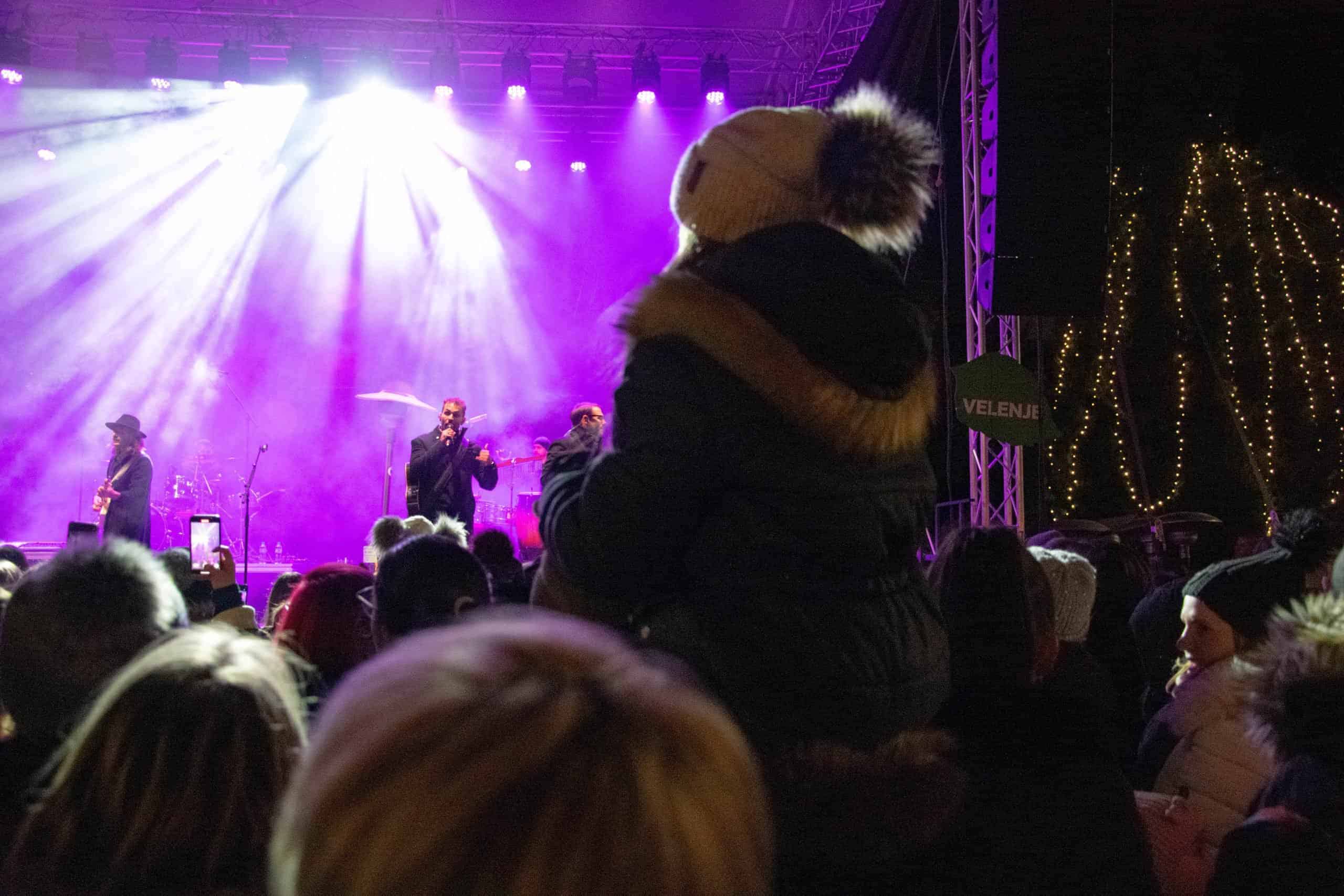 Četrtkova Čarobna promenada: Obisk Dedka Mraza in večerni koncert Klare Klančnik