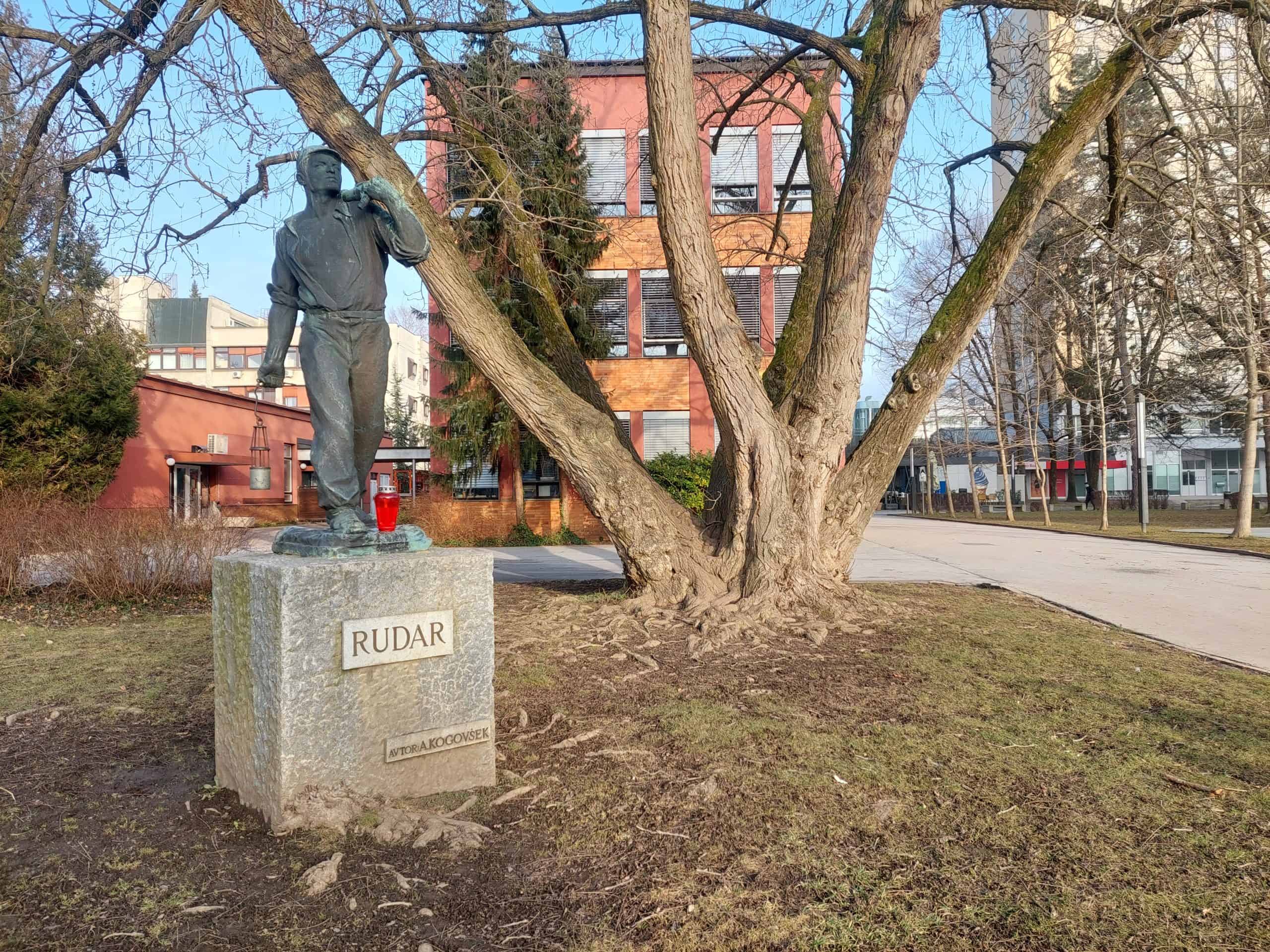 Velenje žaluje: Občani bodo pred kipom Rudarja prižigali sveče žalovanja in upanja