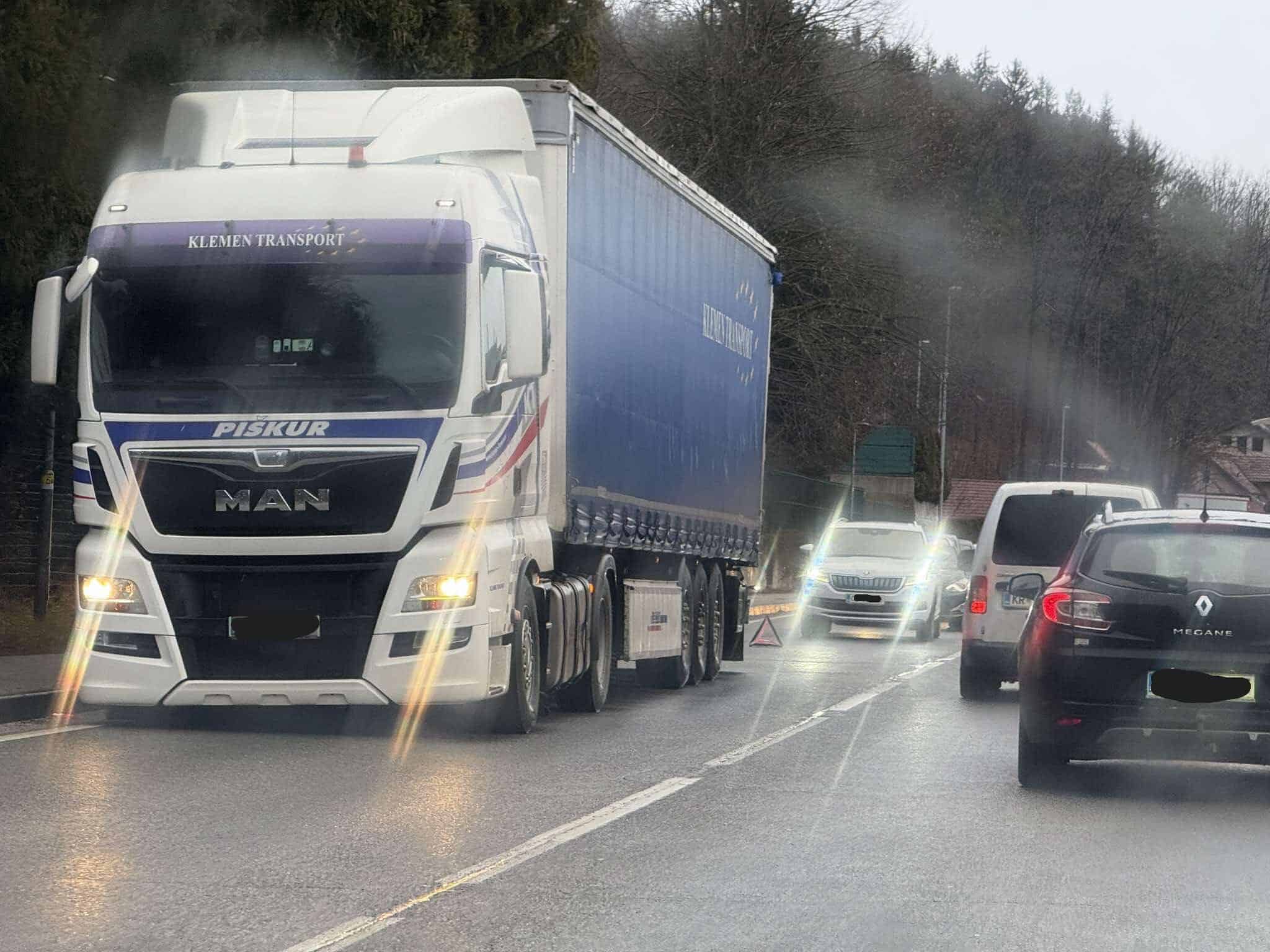 Pri Velenjki zaradi okvare tovornjaka oviran promet