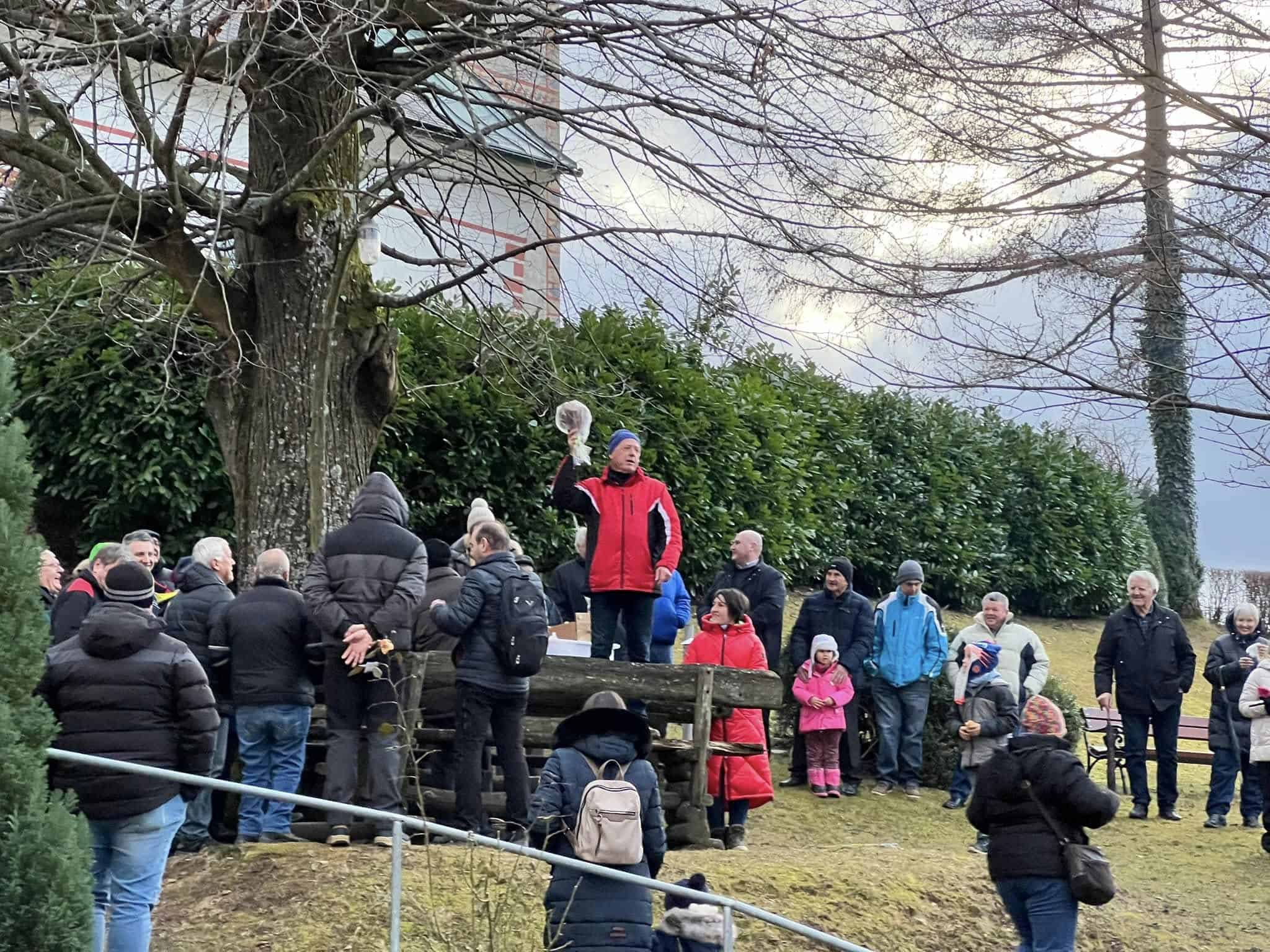 Včeraj je ob cerkvi Sv. Antona v Skornem potekala tradicionalna licitacija mesnih dobrot