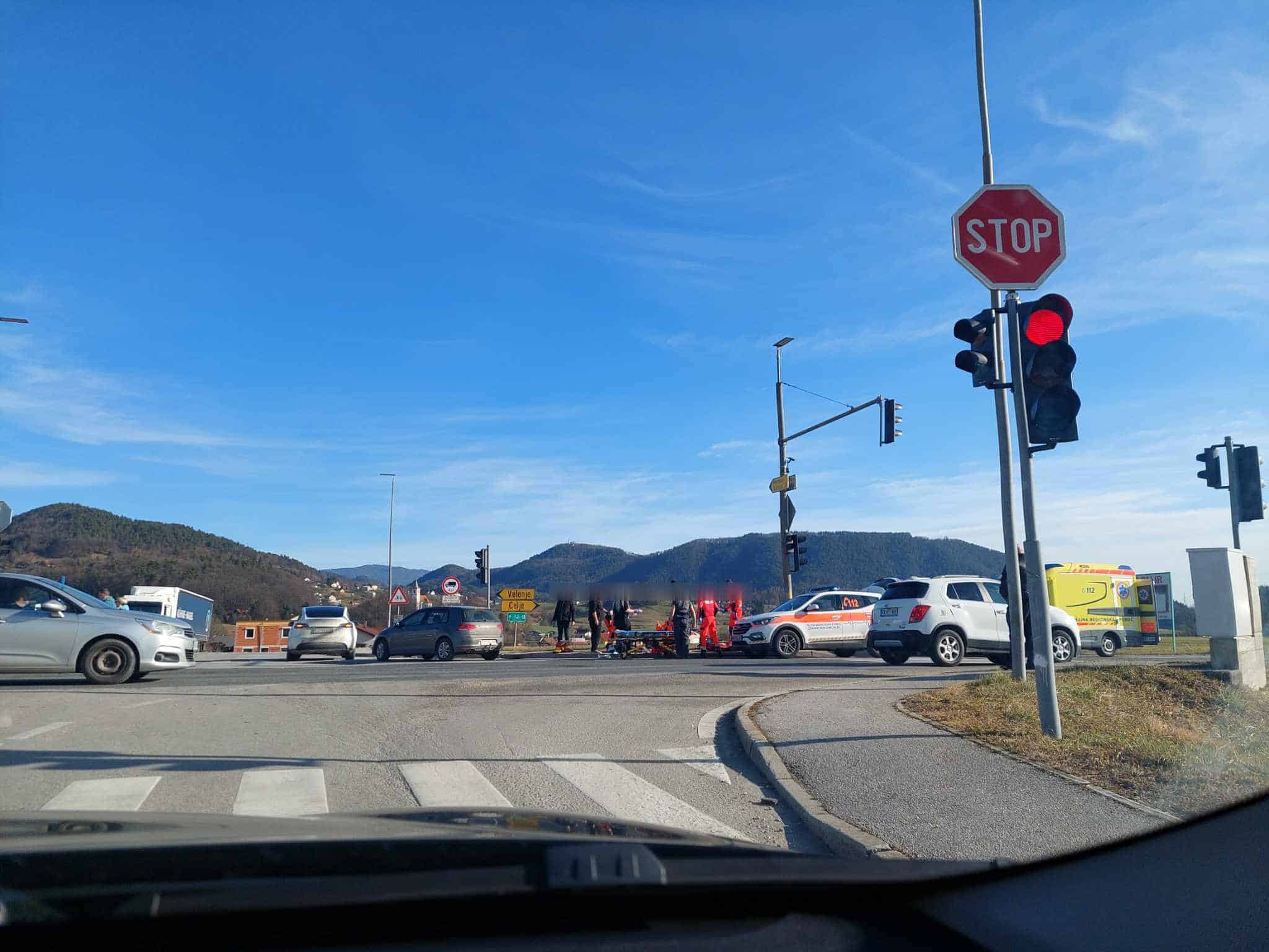 Previdno, ob cesti Velenje-Žalec (v Pirešici) na delu reševalci