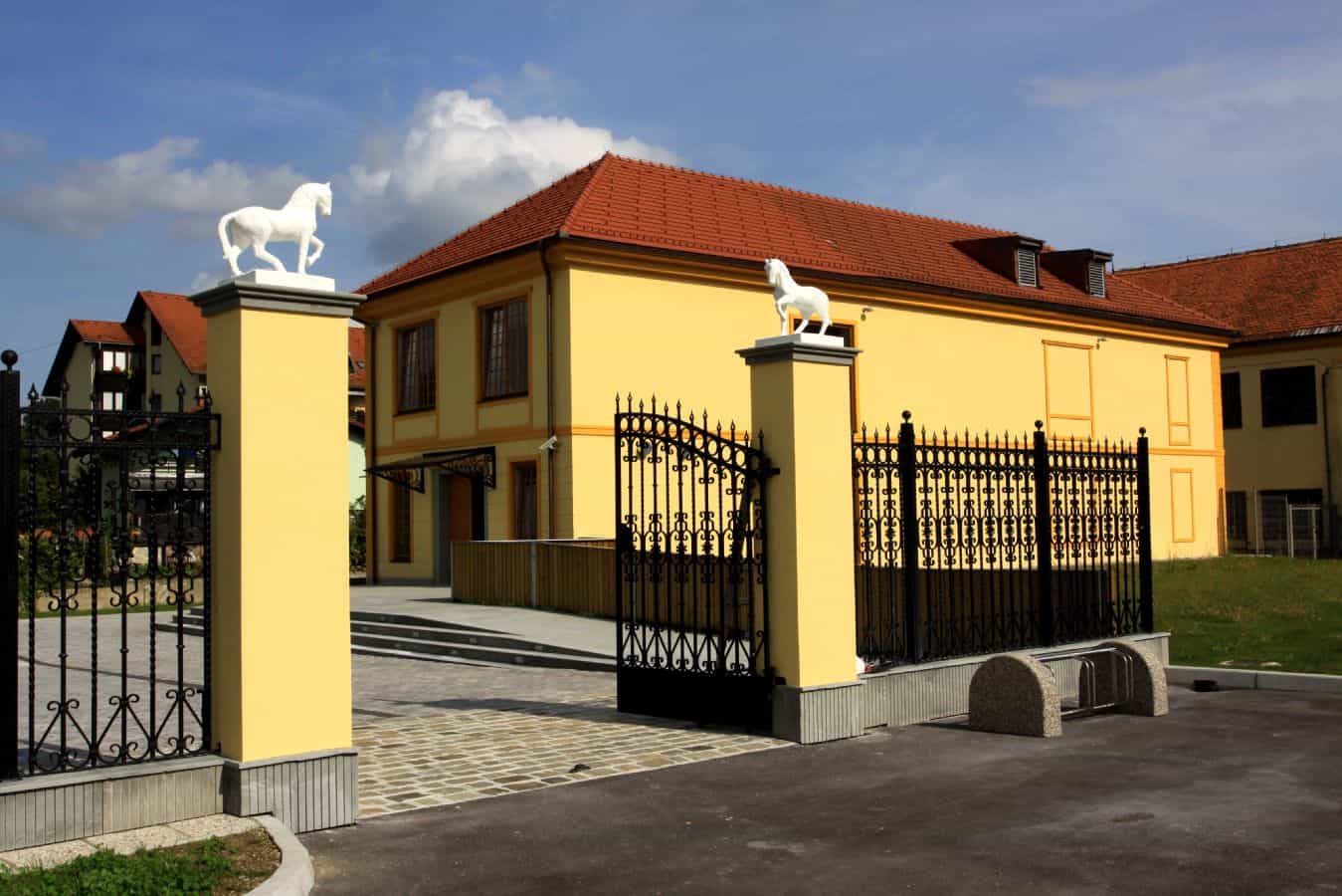 Brezplačno tematsko vodenje: Februarja vabljeni na raziskovanje Muzeja usnjarstva in arhitekturne zasnove Šoštanja