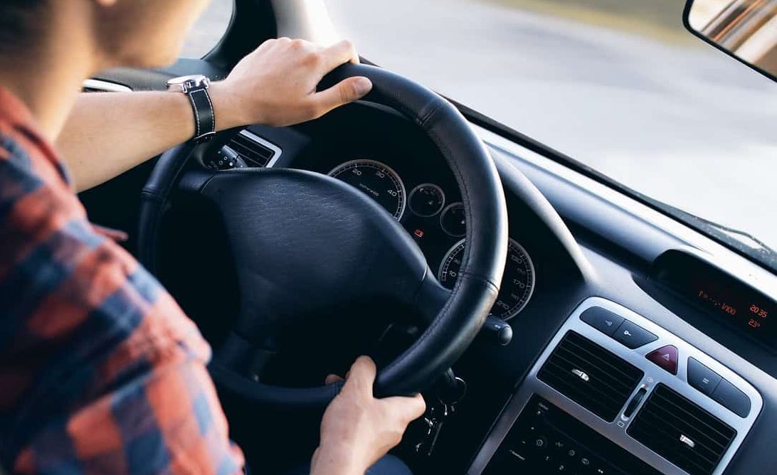 Voznik pod vplivom alkohola v naselju vozil 109 km/h