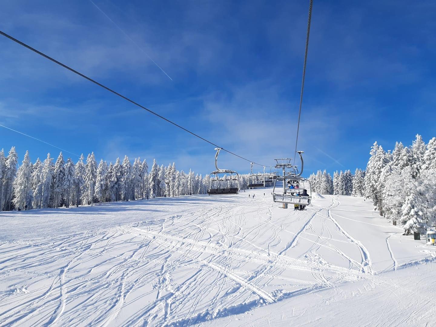 Na Kopah se je pri padcu s sedežnice huje poškodovala deklica
