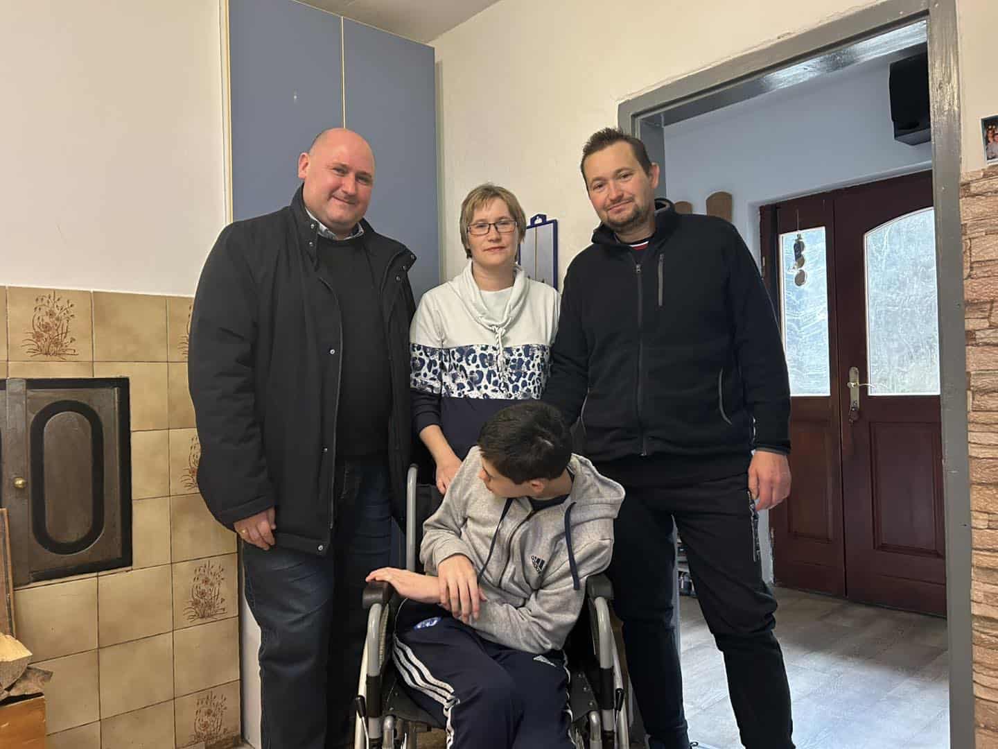 V Belih Vodah družini z bolnima otrokoma predali stopniščno dvigalo