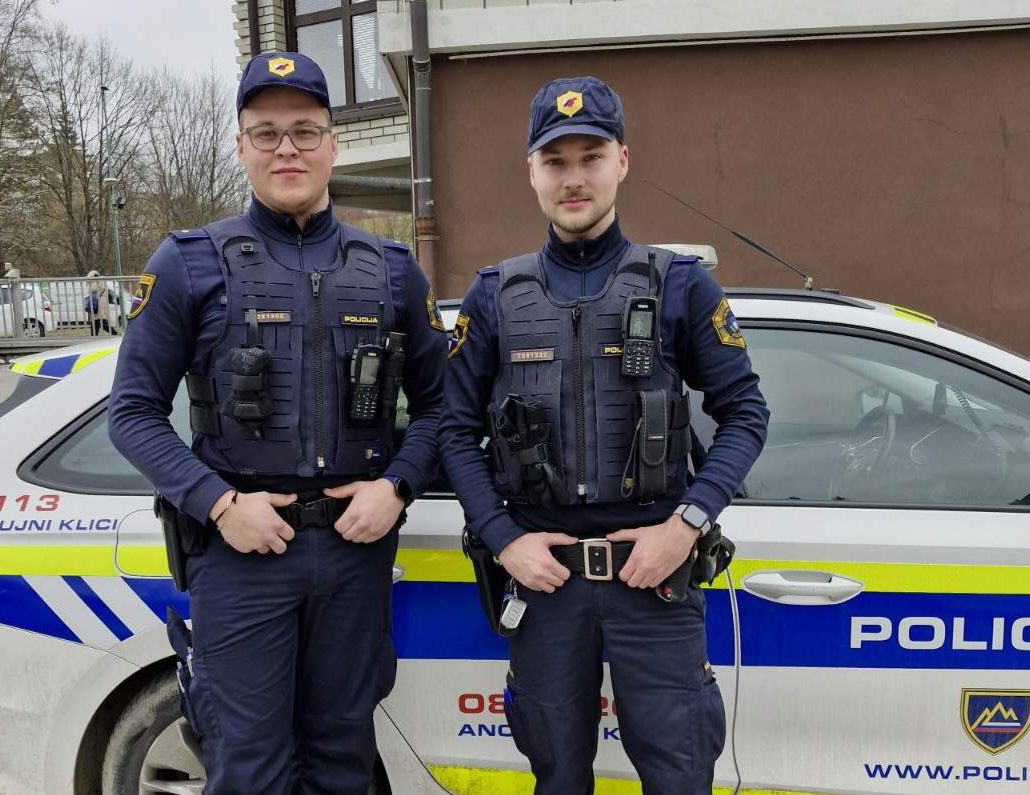 Mlada velenjska policista pomagala občanu, ujetemu pod podrtim objektom