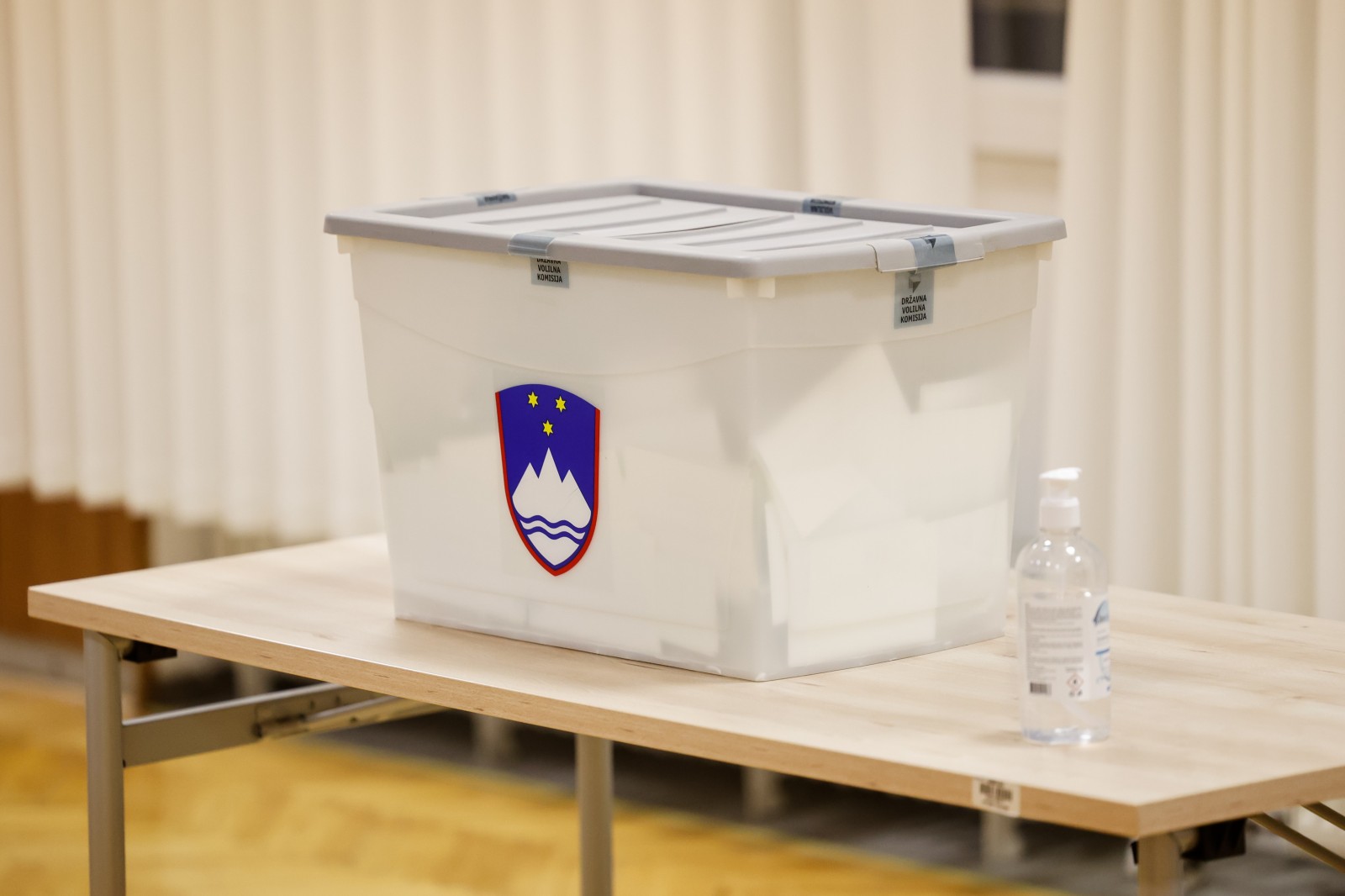 Pred nedeljskim referendumom nastopil volilni molk